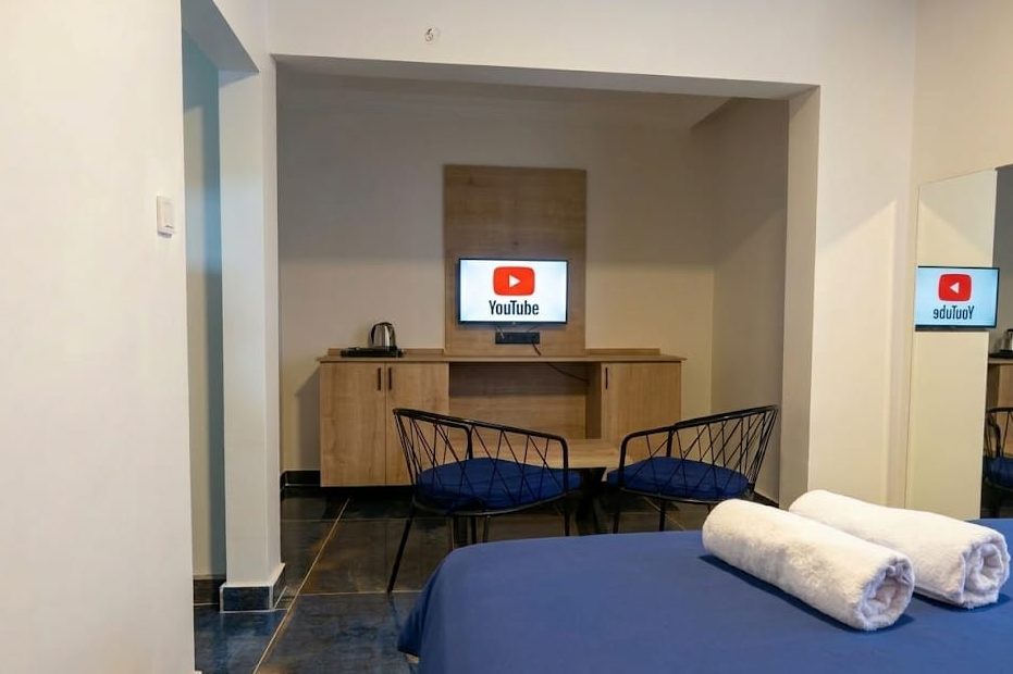 Keçiören saatlik kiralık oda, oturma alanı ve yemek masası